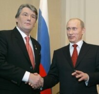 Ukrainian President Yushchenko (L) and Russian President Putin meet in Kazakhstan, 11 January (ITAR-TASS)