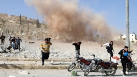 Ljudi bježe od eksplozije u mejstu Al-Bab, novembar 2012.