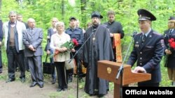 Вальтер Вандқа орнатылған ескерткіш тақтаны ашу кезінде сөйлеп тұрған полиция өкілі.
