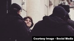 Azerbaijan -- Khadija Ismayil greets her colleges on the way to court in Baku. January 27, 2015.
