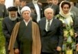 روز پایانی اجلاس اکو: بی نظیر بوتو در کنار علی اکبر هاشمی رفسنجانی، رییس جهموری وقت ایران و سلیمان دمیرل، رییس جمهوری وقت ترکیه. این اجلاس در اسلام آباد برگزار شد و موفقیتی برای سیاست خارجی بوتو محسوب می شد.