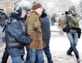 Полицейские задерживают участников акции протеста в Алматы. 17 декабря 2011 года.
