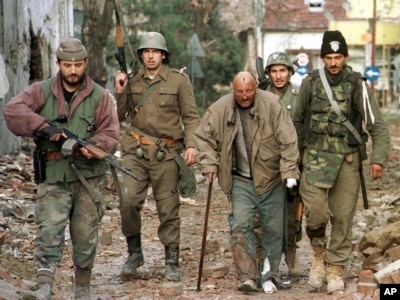 Vojnici JNA i srbijanski dobrovoljci sprovode hrvatske civile, Vukovar, 1991. godina