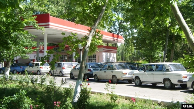 Long lines have been forming outside Uzbek gas stations amid a chronic energy shortage (file photo).