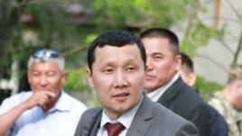 Полицейлер сотындағы жәбірленушілердің адвокаты Абзал Құспанов. Ақтау, 3 мамыр 2012 жыл.