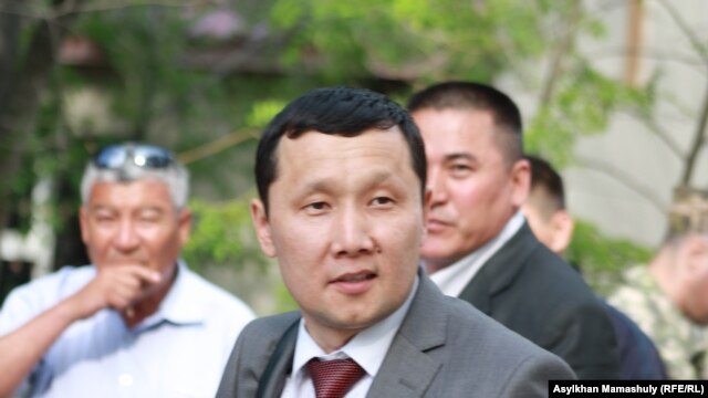 Полицейлер сотындағы жәбірленушілердің адвокаты Абзал Құспанов. Ақтау, 3 мамыр 2012 жыл.