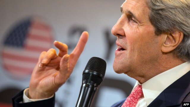 John Kerry adresându-se tinerilor la Berlin