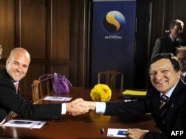 Premierul suedez Fredrik Reinfeldt şi preşedintele CE Jose Manuel Barroso