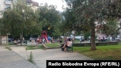Люди, пережидающие в парке, после землетрясения в Скопье, Македония, 9 сентября 2016 года.
