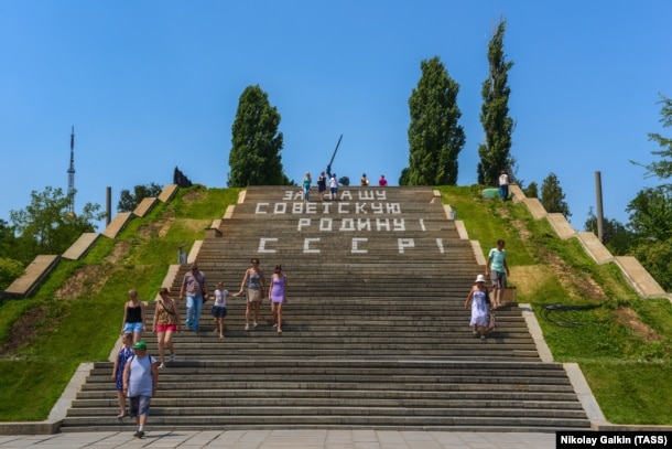 Лестница, ведущая к монументу "Родина-мать зовет!", на Мамаевом кургане, 2015 год