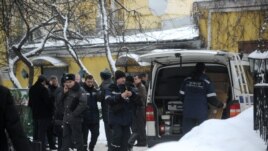 Policia dhe hetuesit e tubuar në vendin e vrasjes së njërit prej shefave të krimit në Moskë