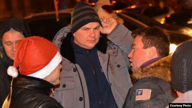 Дмитрий Булатов (в центре) до похищения на Майдане в Киеве