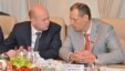 Айрат Хәйруллин (у) Татарстан президенты белән очрашу вакытында күршесе белән фикер алыша