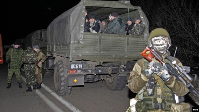 Українські полонені у вантажівці бойовиків на місці обміну
