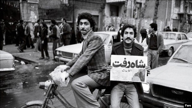 Građani Teherana mašu novinama sa naslovom "Šah je otišao" 1979. godine