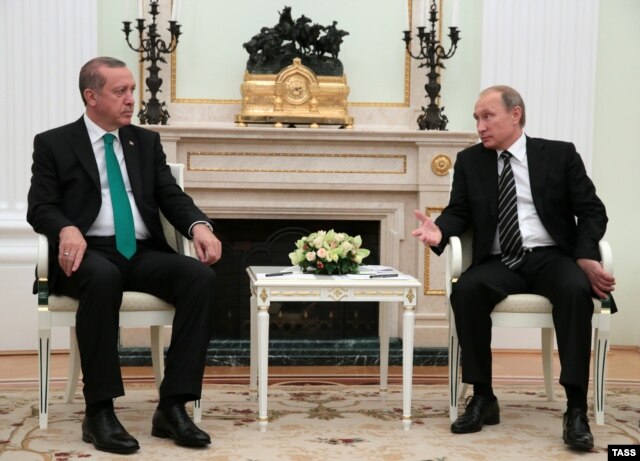 Ресей президенті Владимир Путин (оң жақта) мен Түркия президенті Режеп Тайып Ердоғанның кездесуі. Мәскеу, 23 қыркүйек 2015 жыл.
