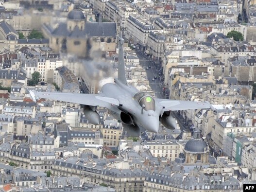 یک بوئینگ آمریکایی در آسمان فرانسه.عکس تزئینی است.