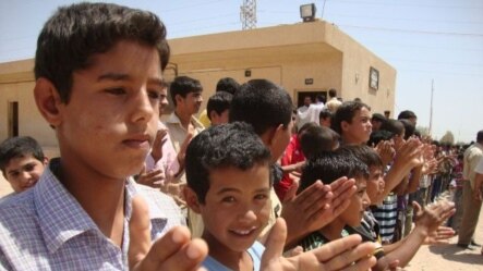 في احدى مدارس النجف (من الارشيف)