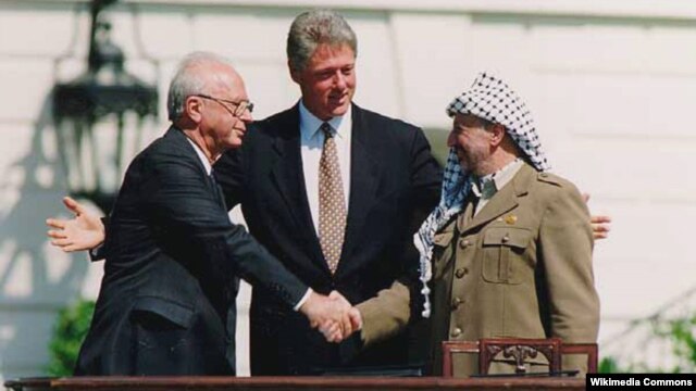 Yitzhak Rabin, Bill Clinton i Jaser Arafat na svečanoj ceremoniji potpisivanja sporazuma iz Osla, Washington, 13. septembar 1993. 