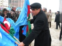 Musavat party activists in Baku today (RFE/RL)