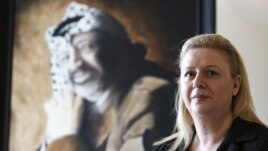Suha Arafat i portret njenog pokojnog supruga i palestinskog lidera Jasera Arafata