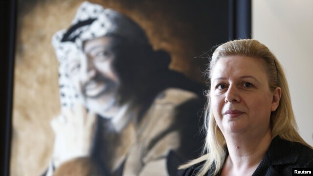 Suha Arafat i portret njenog pokojnog supruga i palestinskog lidera Jasera Arafata