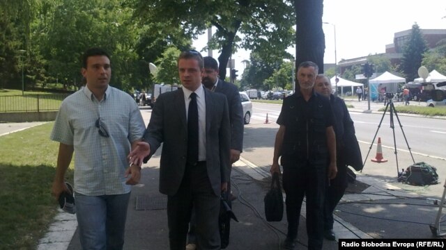Porodice ubijenih gardista sa advokatima, maj 2011.
