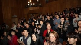 Алматылық көрермендер. 14 наурыз 2012 жыл. Көрнекі сурет
