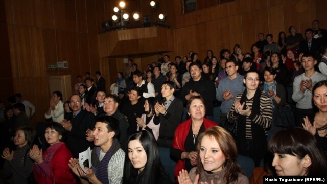 Алматылық көрермендер. 14 наурыз 2012 жыл. Көрнекі сурет