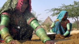 A woman works at a temporary shelter for freed peasants run by independent rights activists on the outskirts of Hyderabad, Pakistan. (file photo)