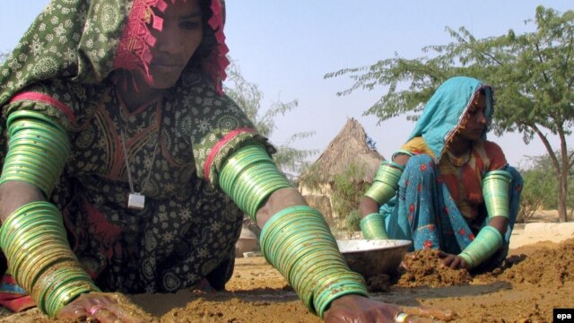 A woman works at a temporary shelter for freed peasants run by independent rights activists on the outskirts of Hyderabad, Pakistan. (file photo)