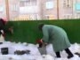 Кукмара Миңнехановны карлар җәеп, коймалар юып каршылаган