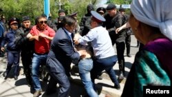 Алматының орталығында «жер мәселесі бойынша» шеруге шықпақшы болғандарды полицияның ұстап жатқан сәті. 21 мамыр 2016 жыл.