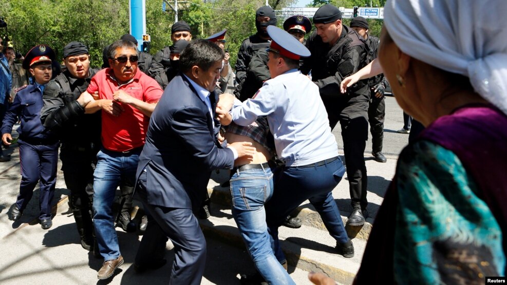 Полиция жиынға келгендерді ұстап жатыр. Алматы, 21 амыр 2016 жыл.