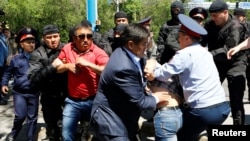 В центре Алматы в день, когда полиция пресекла массовые акции протеста «по земельному вопросу». 21 мая 2016 года.