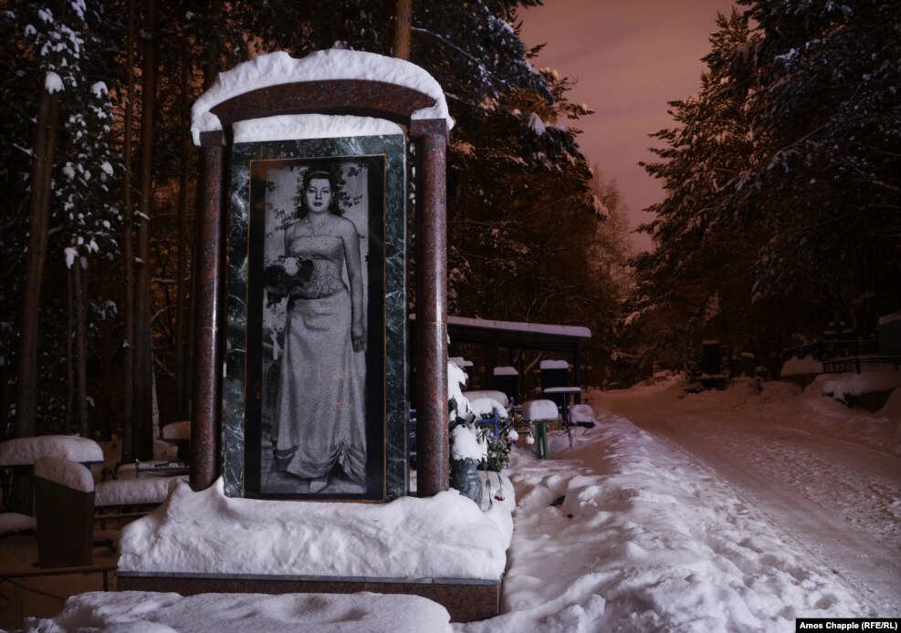 Although the shoot-outs of the 90s are a distant memory for many in Yekaterinburg, the style favored by gangsters of the era is echoed by more recent markers for the graves of people from different walks of life. 