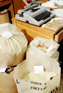 Bags of poppy straw confiscated along the Ukraine-Russia border (ITAR-TASS)