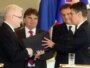 Predsjednik Hrvatske Ivo Josipović uručuje premijerski mandat Zoranu Milanoviću, prosinac 2011.
