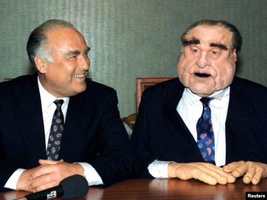 Виктор Черномырдин и его персонаж из телепередачи 'Куклы', 9 сентября 1995 года