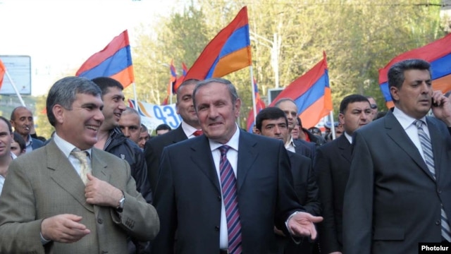 Armenia -- Former President Levon Ter-Petrosian (C) leads an opposition demonstration in Yerevan, 28Apr2011.