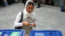 Iran -- An Iranian woman casts her ballot in the Islamic republic's presidential race at a polling station, Tehran, 12Jun2009