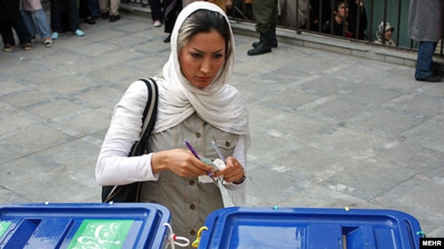 Iran -- An Iranian woman casts her ballot in the Islamic republic's presidential race at a polling station, Tehran, 12Jun2009