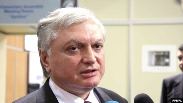 Էդվարդ Նալբանդյանը Աթենքում զրուցում է լրագրողների հետ, 2-ը դեկտեմբերի, 2009