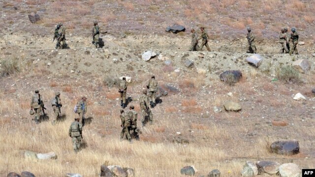 Pakistani troops climb a secured location on a hilltop post in Ladha, a town in Pakistan's troubled tribal region of South Waziristan along the Afghan border. (file photo)