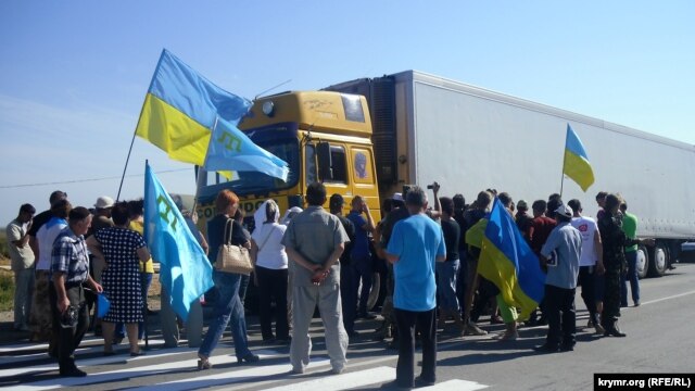 «Продовольственная блокада» Крыма: очереди из фур на материке и митинги на полуострове