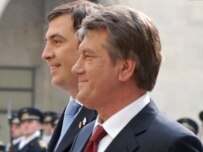Saakashvili (left) and Yushchenko in Tbilisi today (InterPressNews)