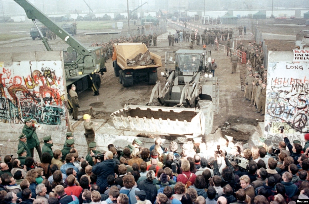 Ноябрь 1989 года: падение Берлинской стены. На пресс-конференции одного из высших чиновников режима ГДР звучит заявление, которое многие воспринимают как сообщение об открытии границы с ФРГ. Тысячи берлинцев направляются к разделяющей город стене. Пограничники не чинят им препятствий. В течение нескольких дней стена, стоявшая в центре немецкой столицы с 1961 года, оказывается сметенной &ndash; за исключением ряда небольших участков.&nbsp; &nbsp;