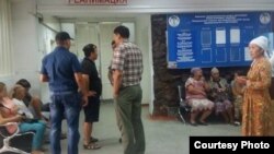 Клиника, в которую доставили раненного в результате взрыва в Бишкеке. 29 июля 2016 года.