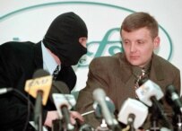 Litvinenko (right) with a masked FSB agent at a Moscow press conference in November 1998. (TASS)