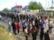 Полицияның алдынан шыққан әйелдер, олардан елді мекенге кірмей-ақ қоюды жалынып сұрады.